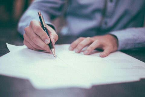A divorce lawyer explaining the steps while applying for divorce to a client in Ogden