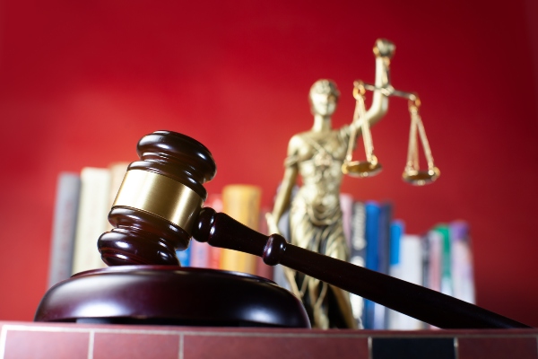 Gavel and Justice's statue representing Robbery Defense Lawyer in Ogden, UT